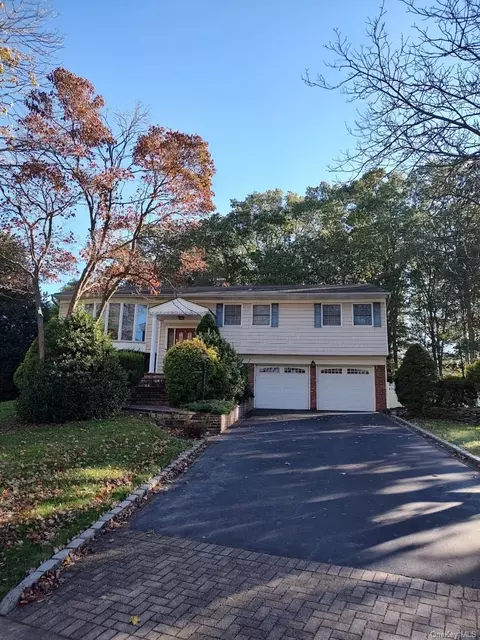 160 Atlantic Pl, Hauppauge, NY 11788