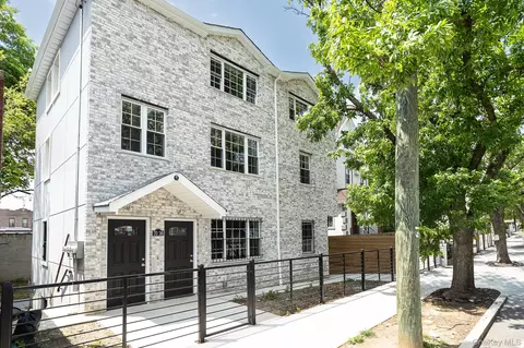 7036 70th St, Glendale, NY 11385