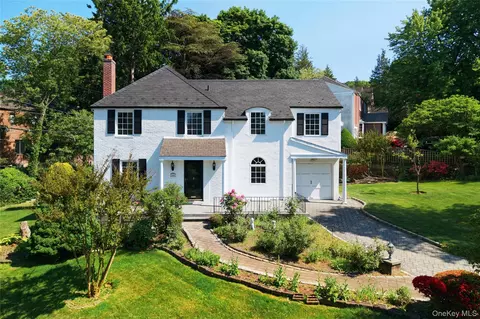 60 Mill Spring Rd, North Hempstead, NY 11030