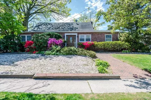 593 Pearl St, Oceanside, NY 11572