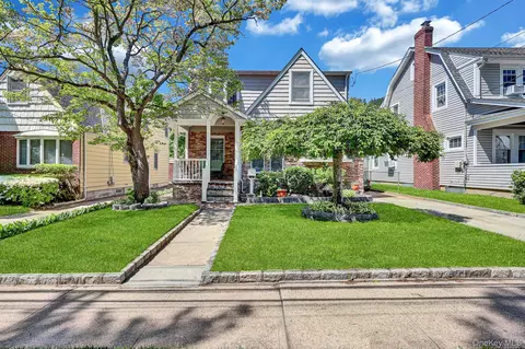 545 N 2nd St, North Hempstead, NY 11040