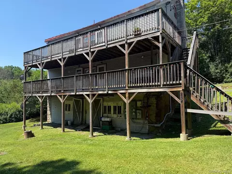 234 Lakeshore Dr, Pleasant Valley, NY 12569