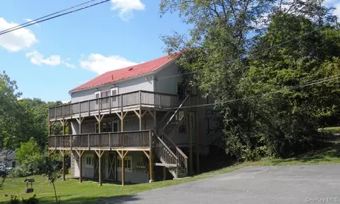 234 Lakeshore Dr, Pleasant Valley, NY 12569