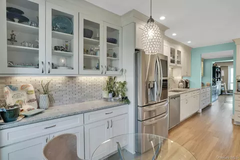 188 Pond View Ln, Smithtown, NY 11787
