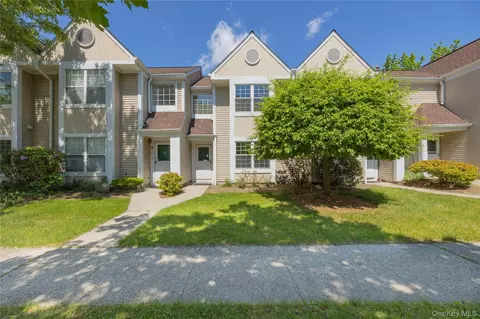 25 Creekside Cir, Ramapo, NY 10977