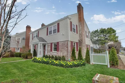 2 Bayview Ct, North Hempstead, NY 11030