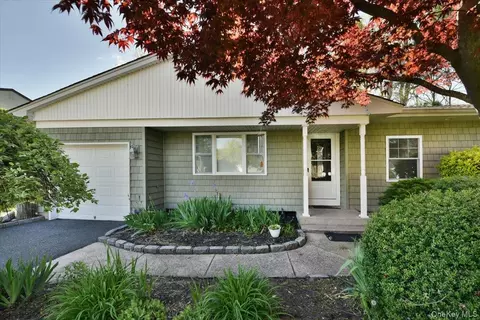 20 Dumond Pl, Coram, NY 11727