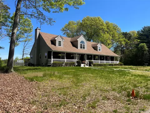 5 Easterly Ct, Manorville, NY 11949
