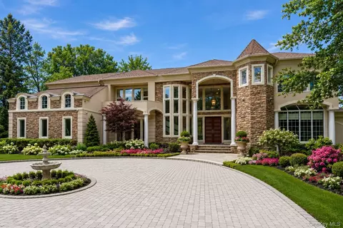 55 Coves Run, Syosset, NY 11791