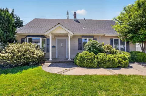 84 Cornflower Rd, Levittown, NY 11756
