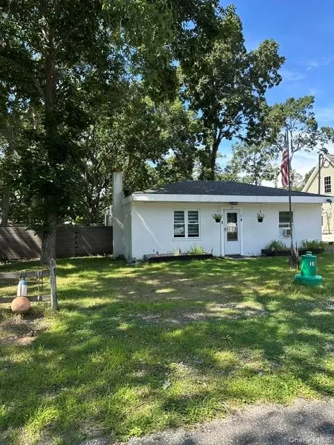 14 Coolidge Rd, Hampton Bays, NY 11946