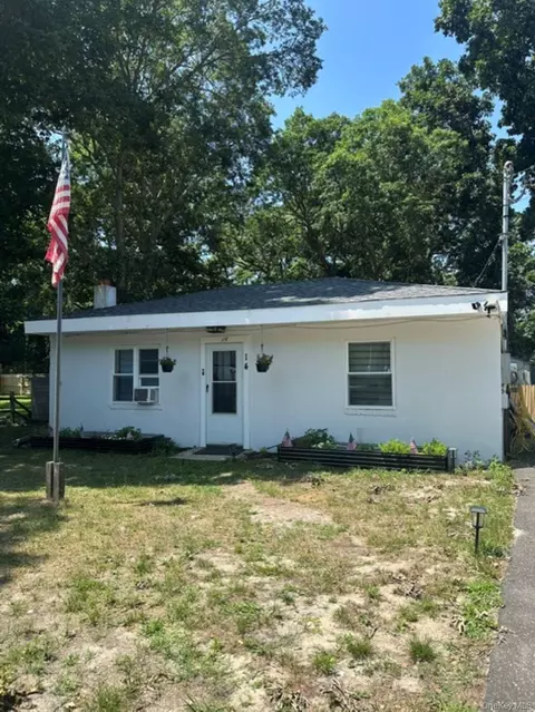 14 Coolidge Rd, Hampton Bays, NY 11946