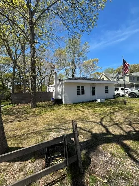 14 Coolidge Rd, Hampton Bays, NY 11946
