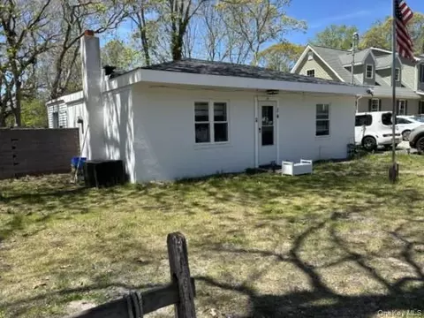 14 Coolidge Rd, Hampton Bays, NY 11946