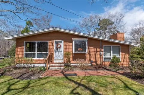 40 Atlantic Ave, Hampton Bays, NY 11946