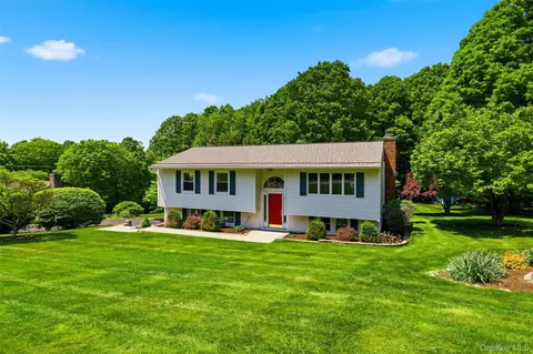 9 Wagon Trail Rd, Beekman, NY 12582
