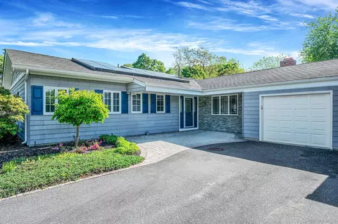 17 N Durkee Ln, Brookhaven, NY 11772