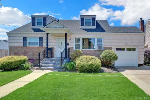 202 N Kings Ave, Massapequa, NY 11758