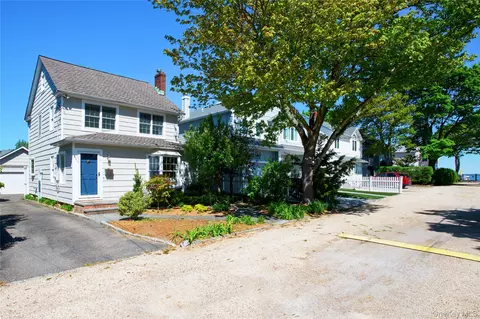 8 Revilo Rd, Bayville, NY 11709