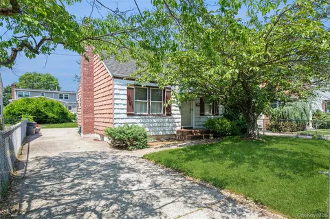 288 Semton Blvd, Franklin Square, NY 11010