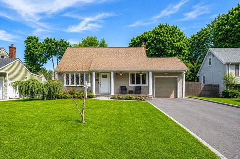 107 Kime Ave, Babylon, NY 11703