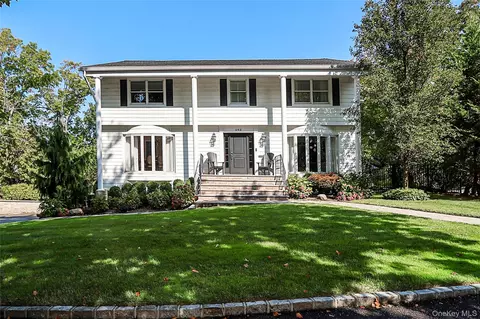 1 Lakeville Ct, North Hempstead, NY 11576