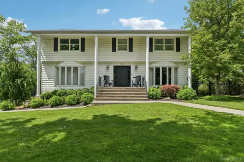 1 Lakeville Ct, North Hempstead, NY 11576