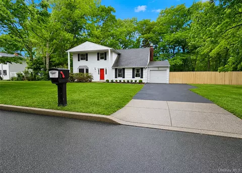 2 Shenandoah Blvd, Coram, NY 11727