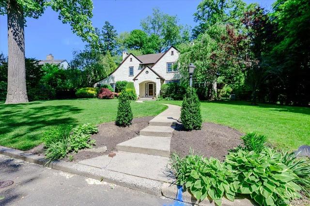11 Myrtle Dr #A, North Hempstead, NY 11021