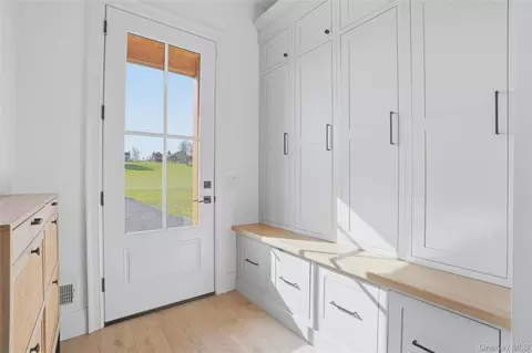 Entry Way - 400 Bruyn Tpke, Shawangunk, NY 12589 photo 5 of 6