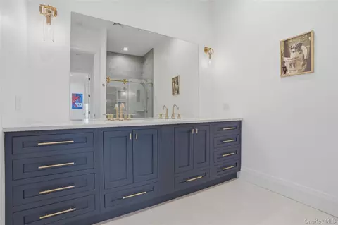 Bath - 400 Bruyn Tpke, Shawangunk, NY 12589 photo 5 of 10