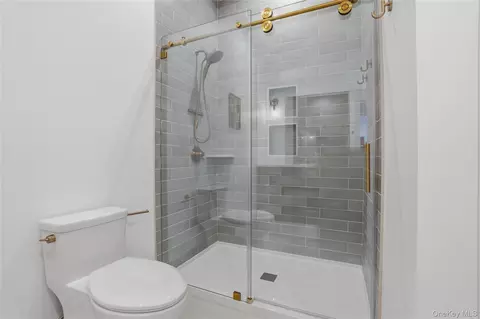 Bath - 400 Bruyn Tpke, Shawangunk, NY 12589 photo 6 of 10