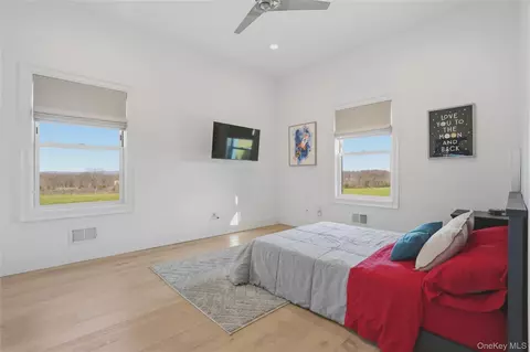 Bedroom - 400 Bruyn Tpke, Shawangunk, NY 12589 photo 4 of 5