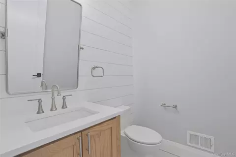 Bath - 400 Bruyn Tpke, Shawangunk, NY 12589 photo 3 of 10