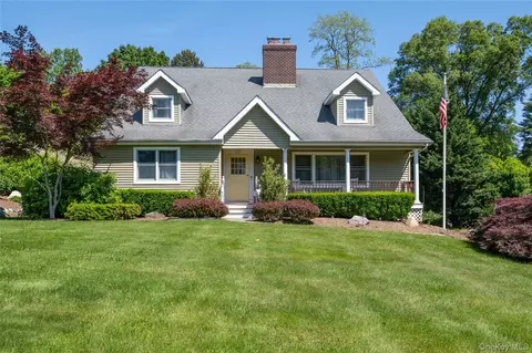 14 Mayfair Dr, Huntington, NY 11743