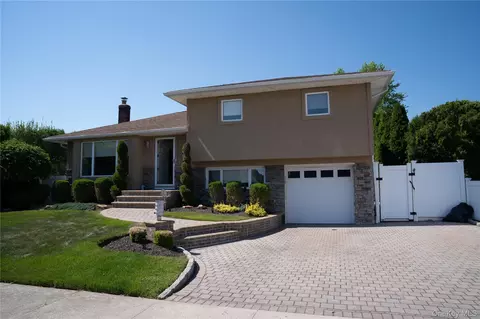 105 Lincoln Rd S, Plainview, NY 11803
