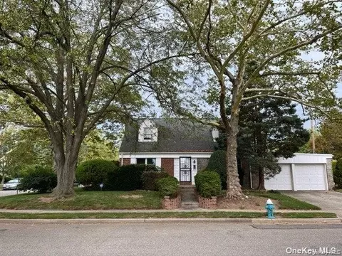 83 Stephan Marc Ln, North Hempstead, NY 11040