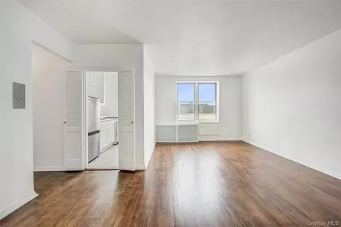 63-45 Saunders St #6H, New York, NY 11374