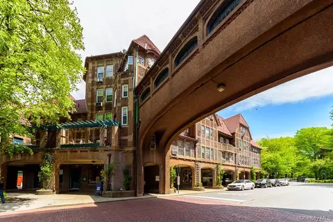 10 Station Sq #R42, Forest Hills, NY 11375