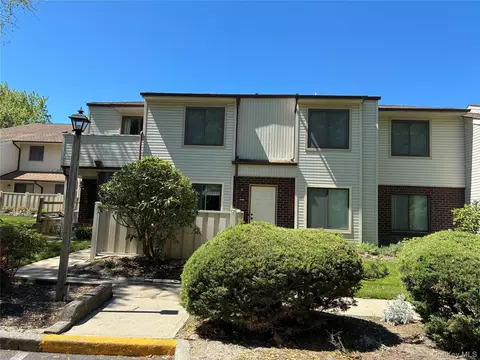 1006 Skyline Dr, Coram, NY 11727