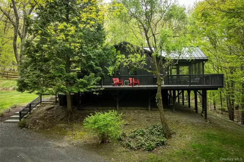 1 Van Buren Dr, Hillsdale, NY 12529