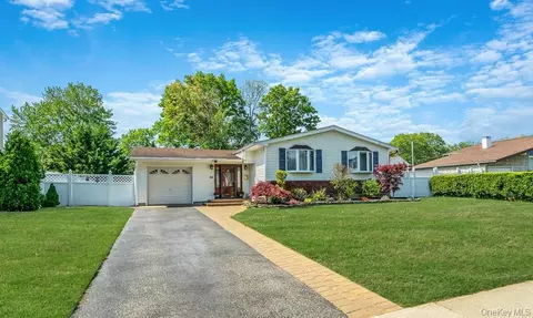 33 Brilner Dr, Smithtown, NY 11787