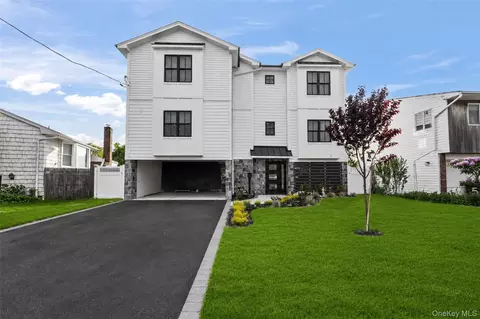 3 Pleasantview Dr, Bayville, NY 11709
