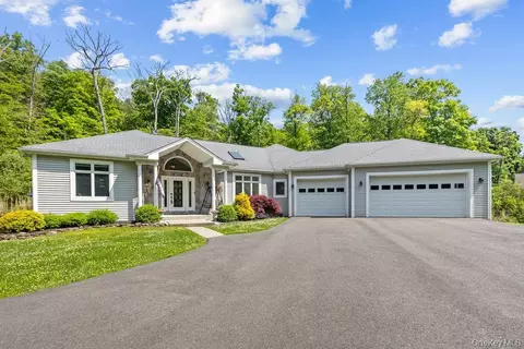 16 Katavolos Dr, Tomkins Cove, NY 10986