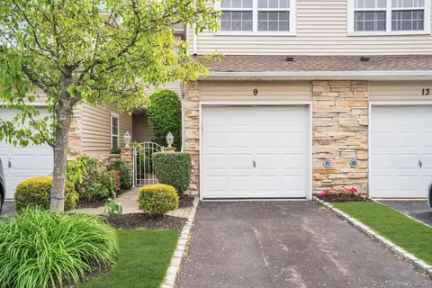 9 Windwatch Dr, Hauppauge, NY 11788