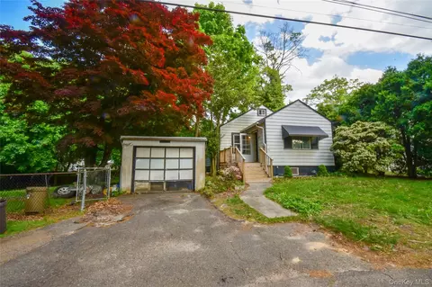 82 Cherry Rd, Rocky Point, NY 11778