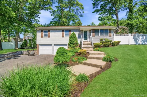 4 Olive Ct, Farmingville, NY 11738