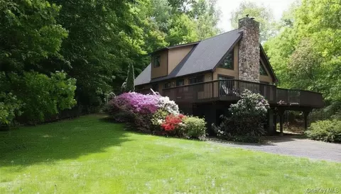 5 Picardi Ct, Wappingers Falls, NY 12590