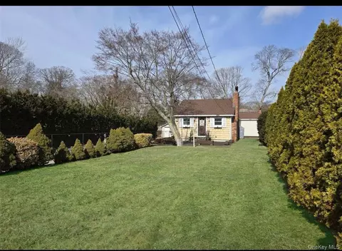 9 Inwood Ave, Selden, NY 11784