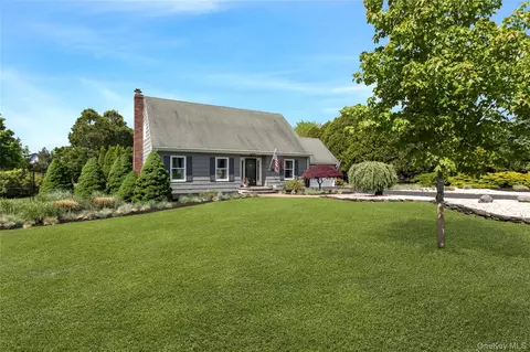 450 Maple Ln, Greenport, NY 11944